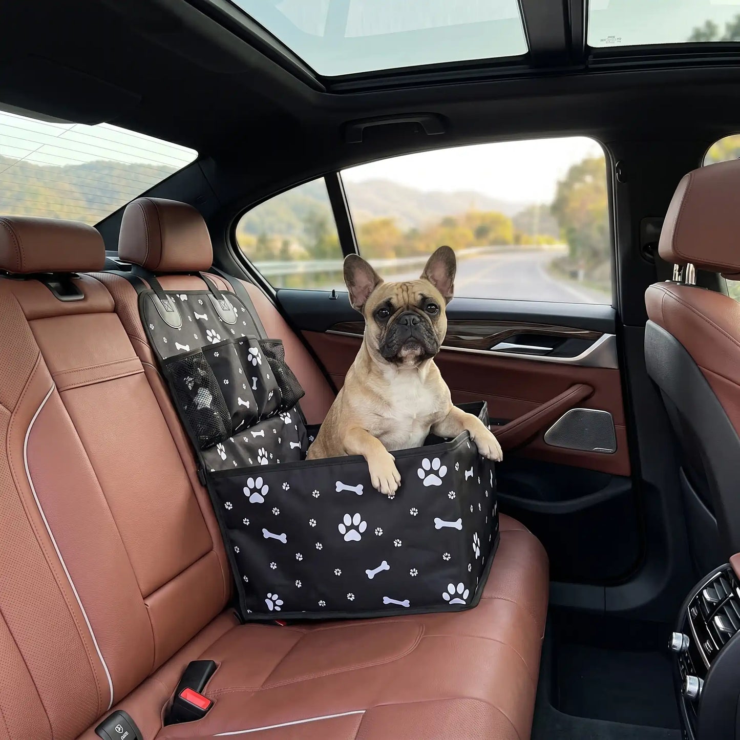 Bouledogue sagement installé sur siège auto pour chien