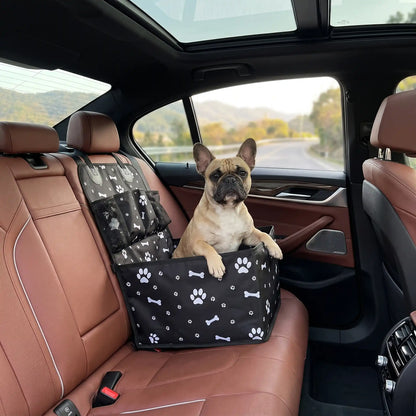 Bouledogue sagement installé sur siège auto pour chien