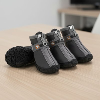 Chaussures pour chien sur présentoir 