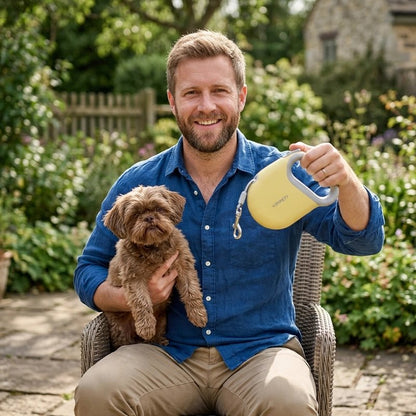 chien assis genoux maitre Laisse enrouleur chien jaune