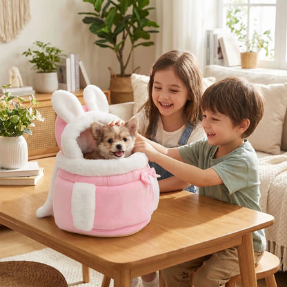 Des enfants carresse chien dans sac de transport chien-rose