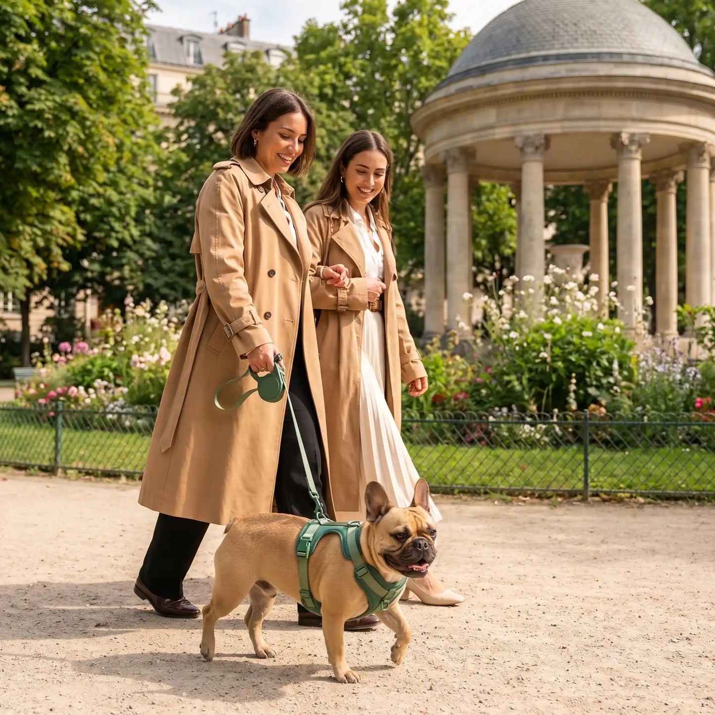 Ergocomfort+-femme promène chien parc harnais pour chien