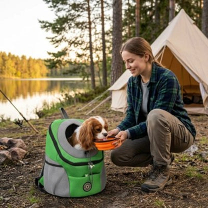 Femme désirâtes son chien dans Sac a dos chien