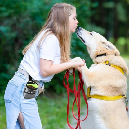 Femme embrasse chien sac de récompense pour chien taille