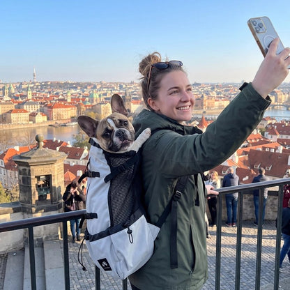 femme faisant un photos avec Sac a dos chien gris clair