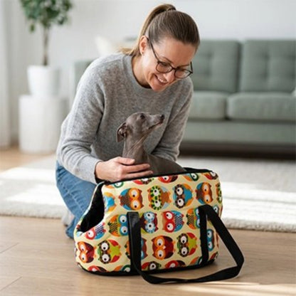 Femme mets le chien dans le Sac de transport pour petit Chien