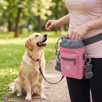 Femme sort pochette d'entrainement chien friandise
