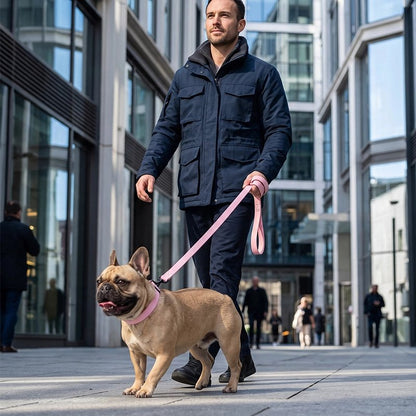 Homme balade bouledogue avec Laisse pour Chien rose