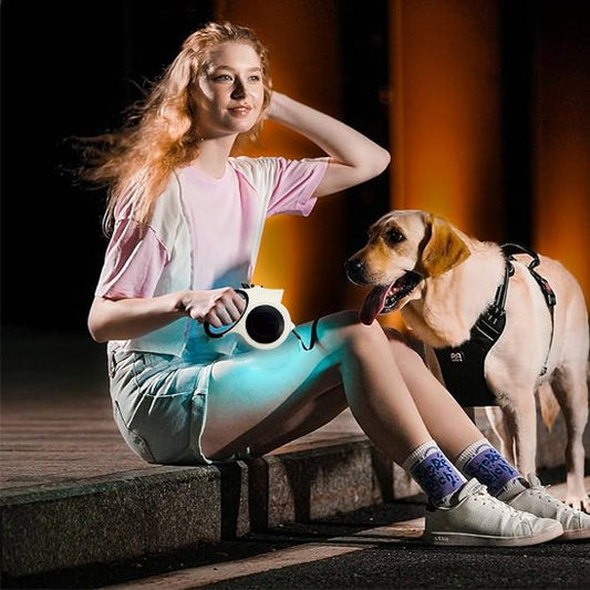 laisse a enrouleur pour chien femme assis chien
