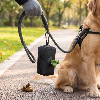 Le distributeur de sac à crotte noir attache laisse