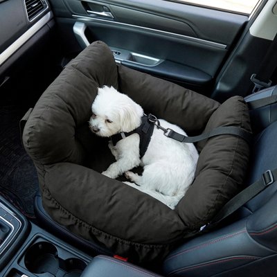 le Siege auto pour chien est installé sur le siège avant de la voiture