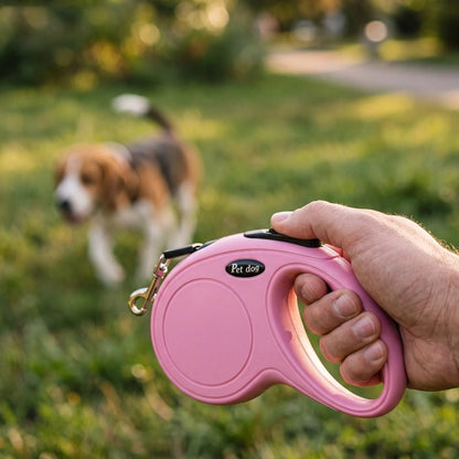 Main tiens la Laisse enrouleur pour chien rose