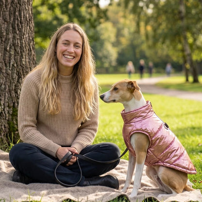 Maitresse et chien assis le petit chien porte Manteau Pour Petit Chien
