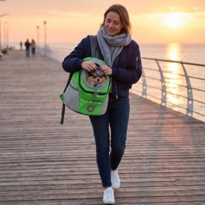 promenade chien au coucher du soleil dans son Sac a dos chien