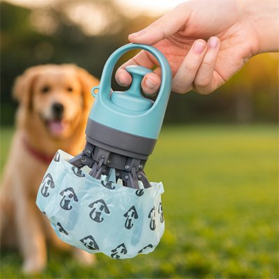 Ramasse crotte chien​ nettoie avec une main