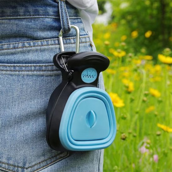 ramasse crottes pour chien fixé à la ceinture du maître