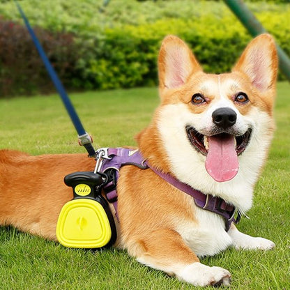 ramasse crottes pour chien jaune attaché au harnais du chien