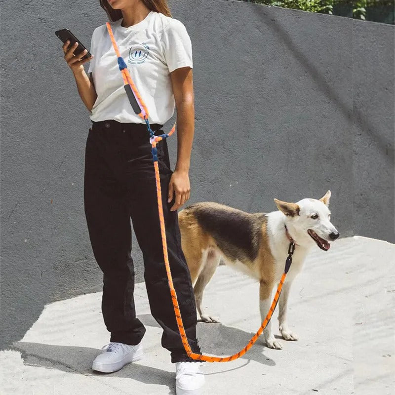 résistance style femme téléphone laisse chien mains orange