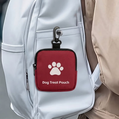 Sac à friandise pour chien rouge poser sur sac à dos
