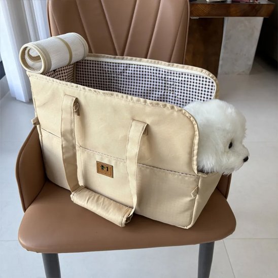 Sac transport chien posé sur un fauteuil 