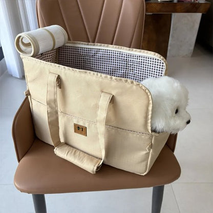 Sac transport chien posé sur un fauteuil 