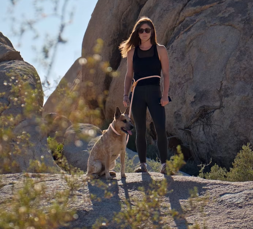 sport actif femme avec chien laisse mains libres pour chien