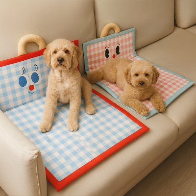 Tapis rafraîchissant Chien deux chien assis sur tapis dans le canapé