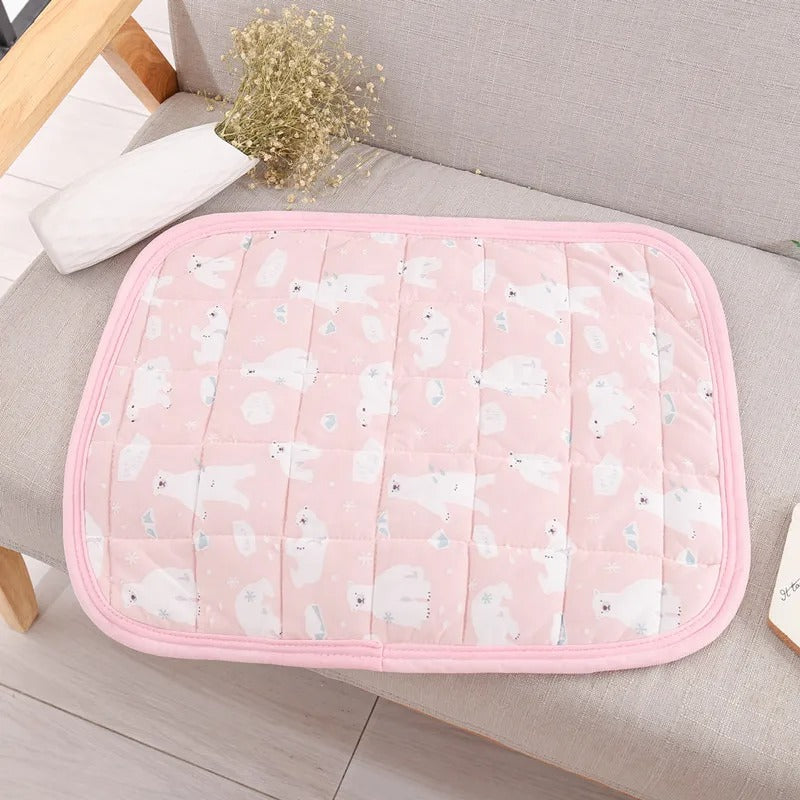 tapis rafraichissant petit chien rose banquette