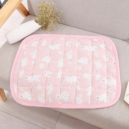 tapis rafraichissant petit chien rose banquette