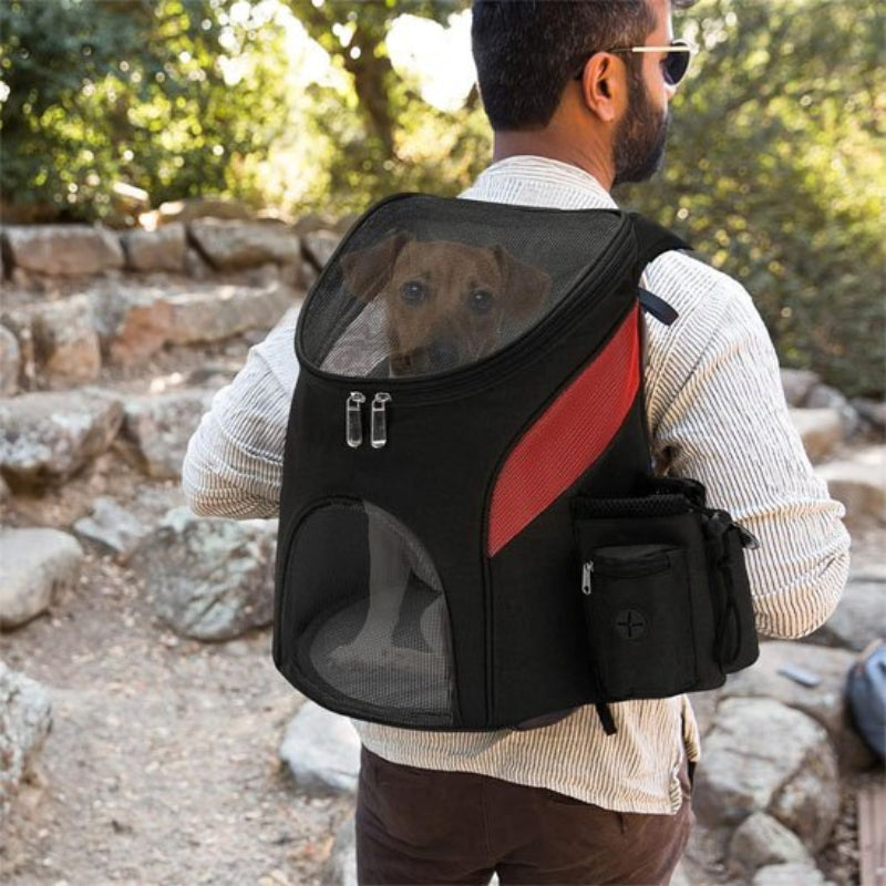 un homme marche avec Sac à dos pour chien 