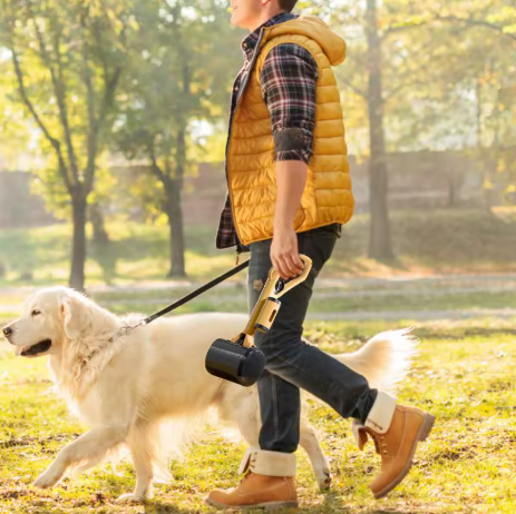 Un homme marche bois ramasse crotte pour chien jaune 1