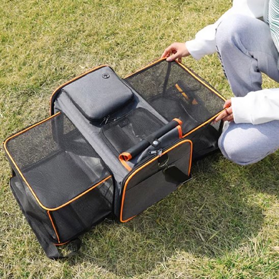 Un sac de transport pour chien bande orange